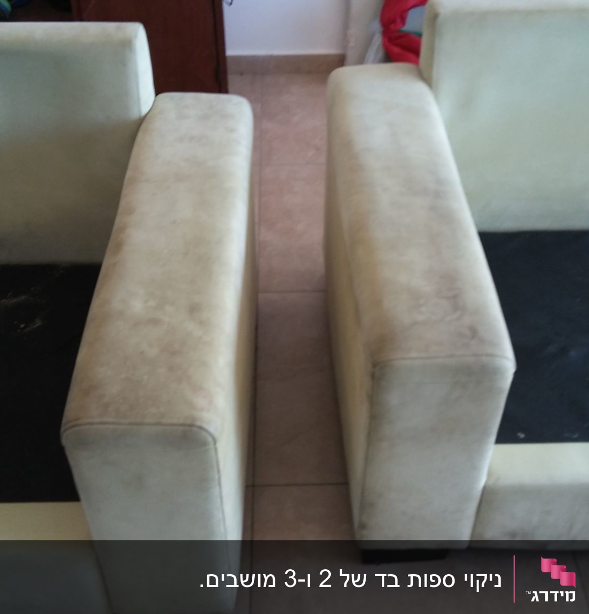 ספות מלוכלכות עם כתמים כהים על הבד